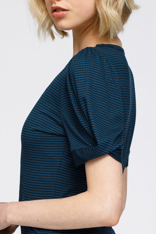 NURODE GATHERED SHORT SLEEVE STRIPE KNIT TOP